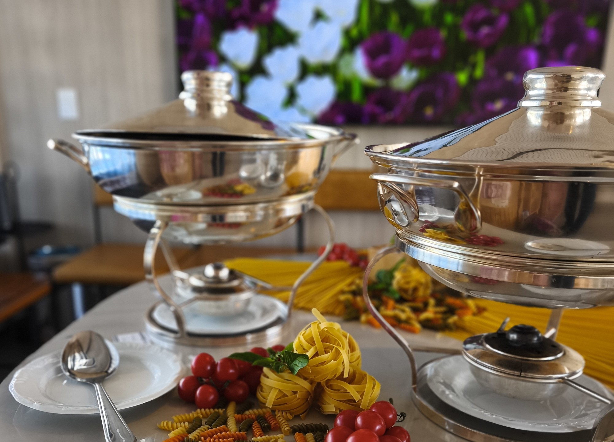 Estações de pratos quentes montadas para buffet completo